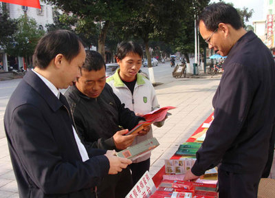 普法宣傳進萬家，法治煙草促和諧——各地煙草部門多形式開展“12·4”國家憲法日法制宣傳活動